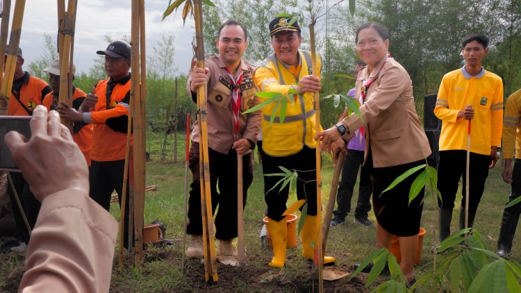 Pramuka tanam Pohon Bambu di RTH Eco Bamboo Park Magetan