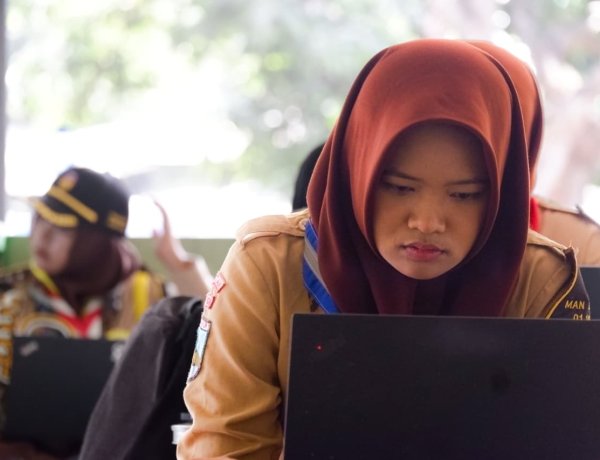 “Dari Laptop ke Layar: Ketika Pelajar MA Magetan Merajut Kebinekaan Lewat Poster Digital”